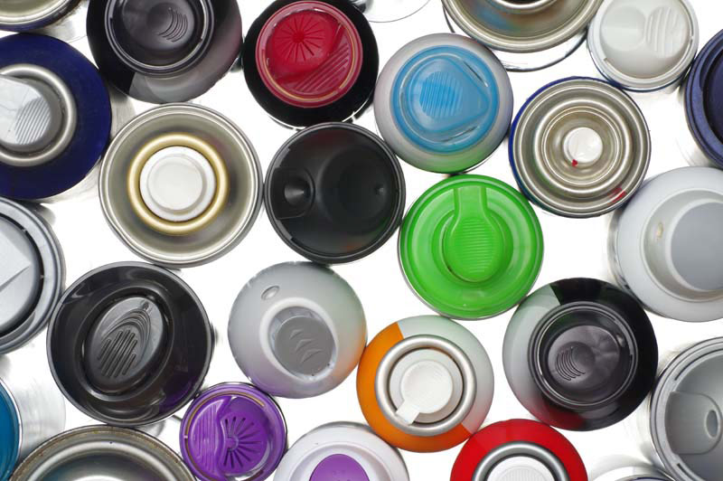 たくさんのスプレー缶が並んでいる様子