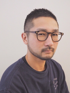 おしゃれ坊主に眼鏡の男性