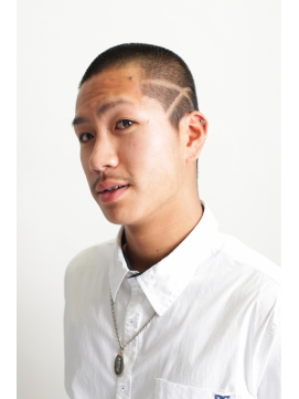 ラインボウズスタイルの男性