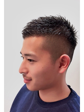 ツーブロックショートの男性