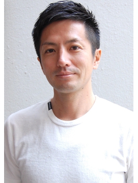 ツーブロックボウズの男性