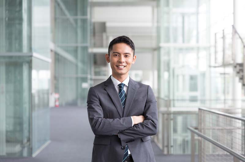 腕を組み微笑むビジネスマン