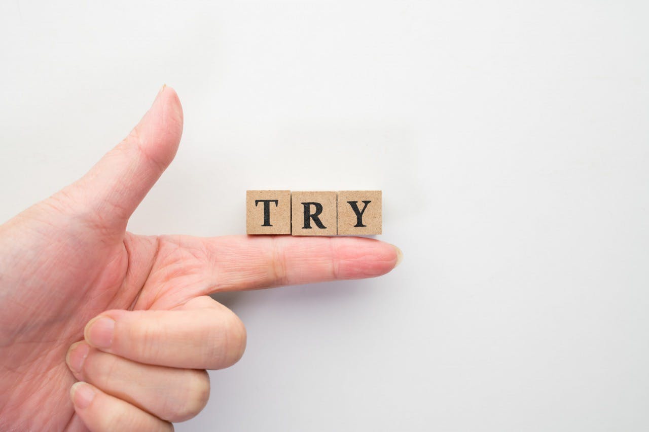 一歩前進をイメージした「TRY」の文字