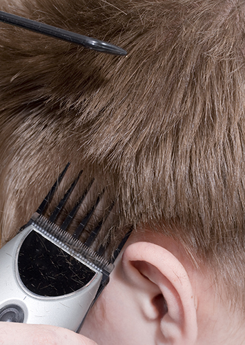 バリカンを使う男性