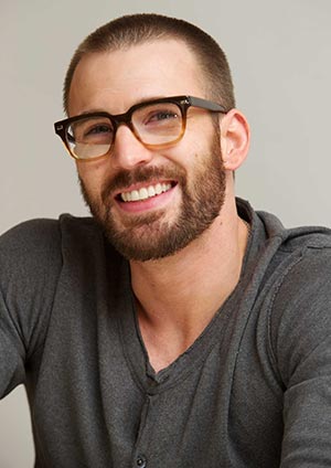 眼鏡が似合う坊主の男性