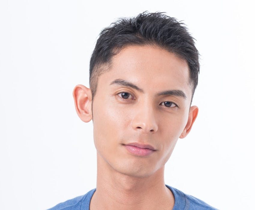 短髪の髪型をした男性