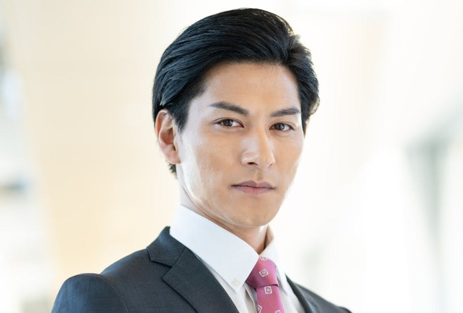 オールバックの髪型をした男性