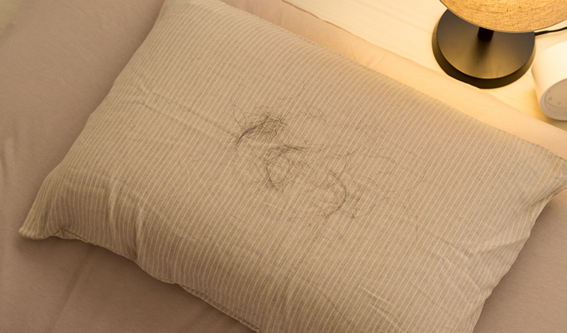 枕に抜け落ちた無数の髪の毛