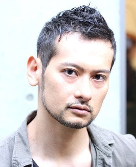 ラウンドひげの男性