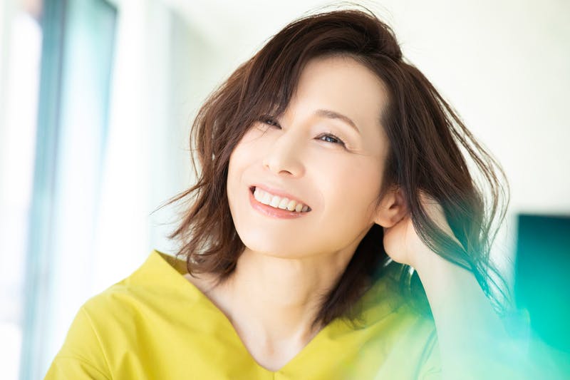 微笑むセミロングヘアの女性