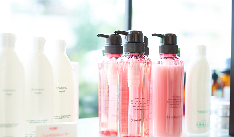 ピンク色のシャンプーボトル