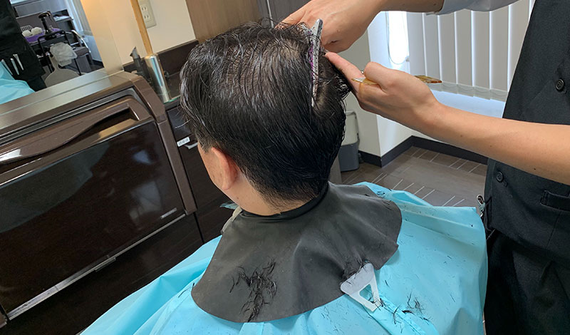 施術モデル　カットされている様子