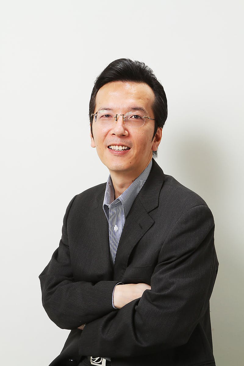 おでこをオープンにした男性のポートレート