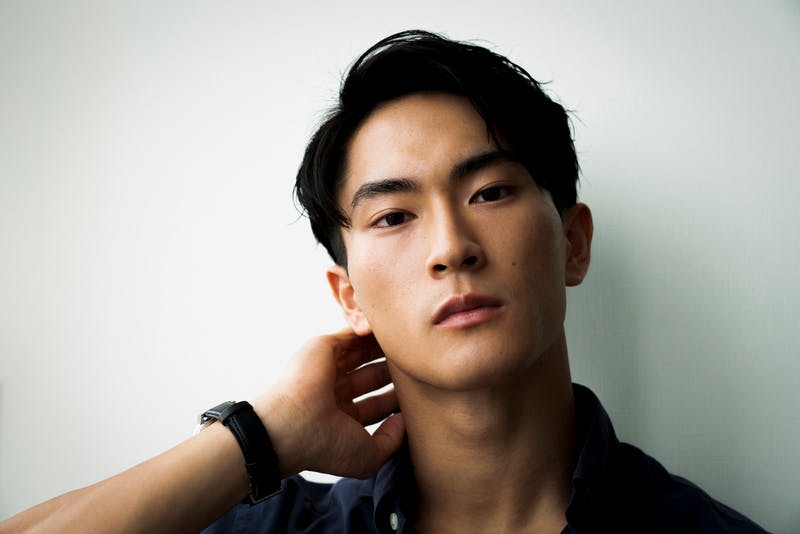 前を向いて何かを見ている男性