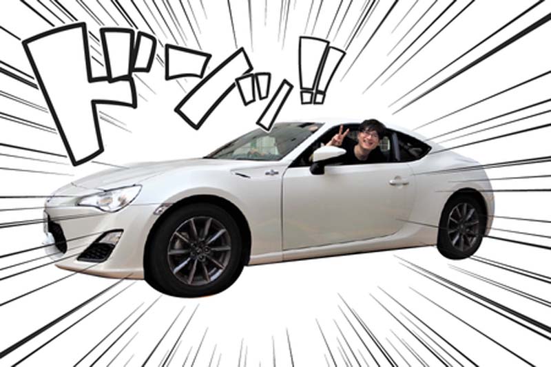 トヨタS86に乗ってピースするコクブさん