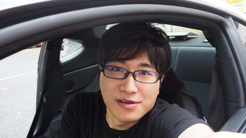 車の窓から顔をのぞかせるコクブさん