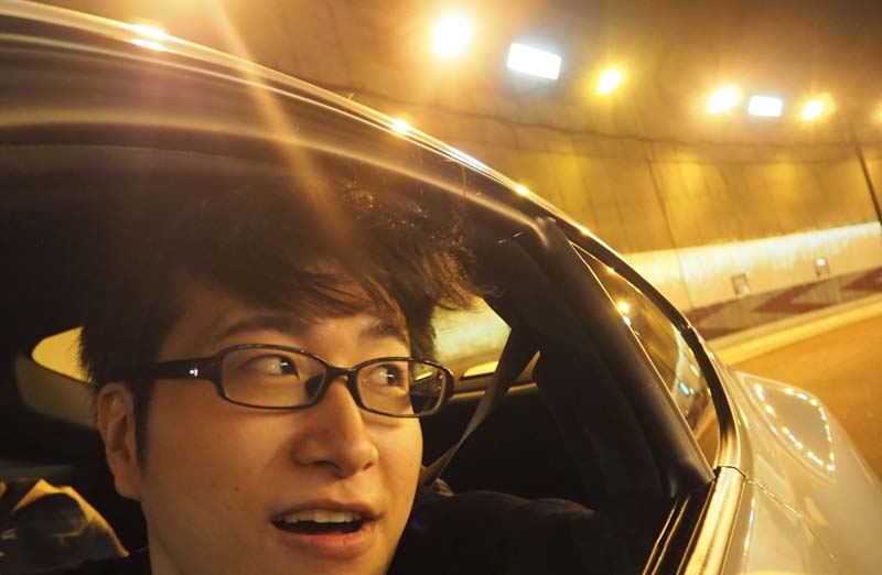 車の外を見るコクブさん（首都高のトンネル）