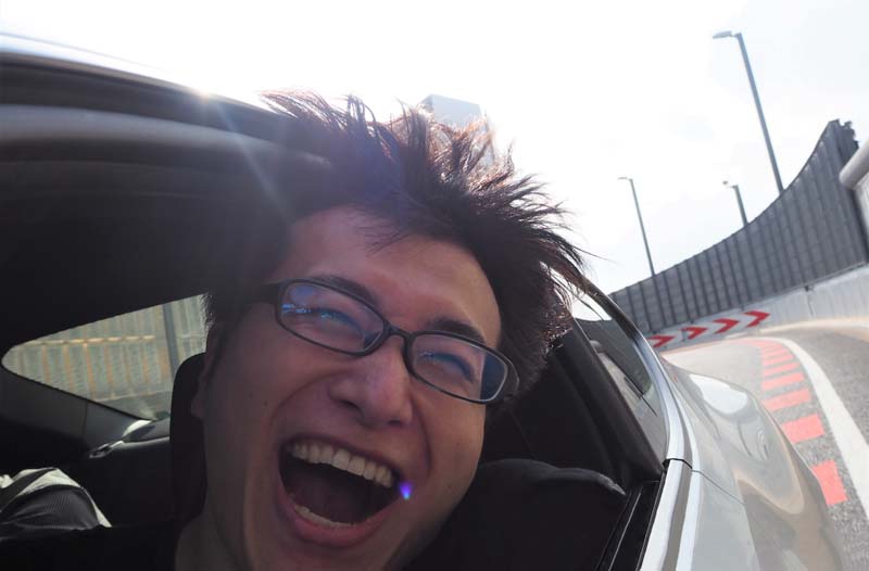 首都高のトンネルを抜け、やっぱり大爆笑のコクブさん（強風で前髪が持ち上がっている様子3）