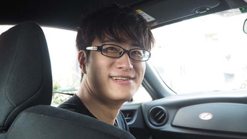 強風を受けたあと、車内のコクブさん。増髪（ウィッグ）がズレるなど、ヘアスタイルに問題が発生した形跡もなし。