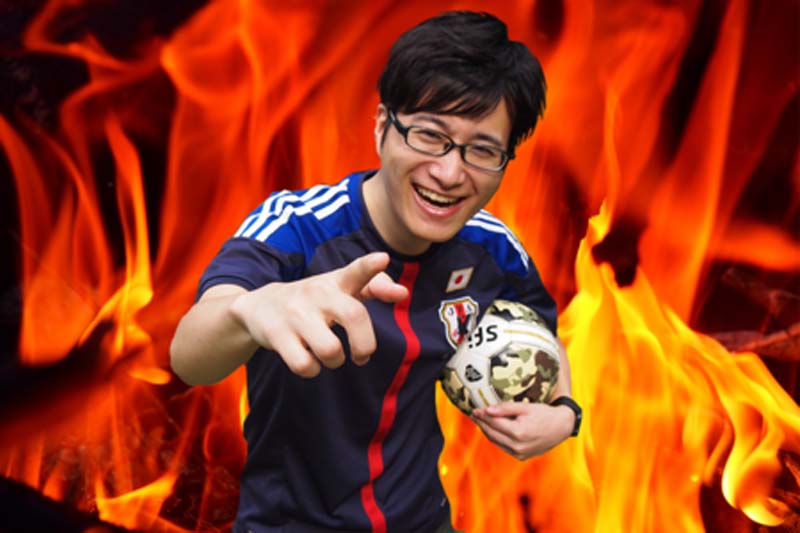 サッカーボールを腕に抱え、ユニフォームを着用したコクブさん