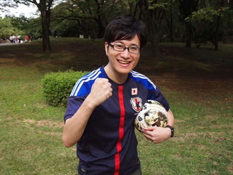 ガッツポーズして気合を入れるコクブさん