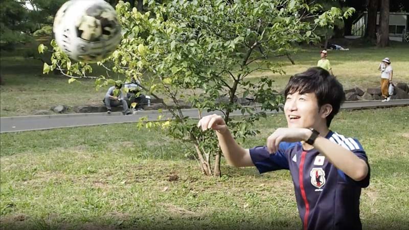 ボールを待ち受けるコクブさん