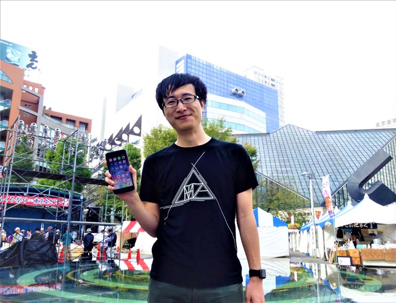 iPhone7 Plusを手にする増髪前のコクブカメラさん（池袋ウエストゲートパークにて）