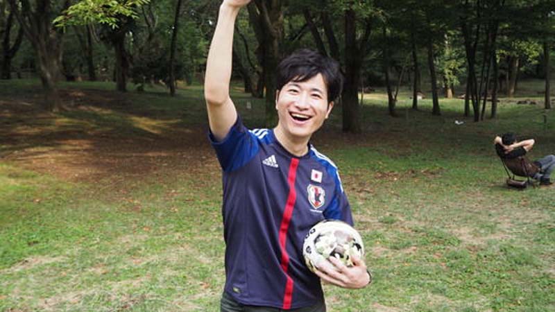 増髪したヘアスタイルに異変なし！高らかに腕をあげるコクブさん