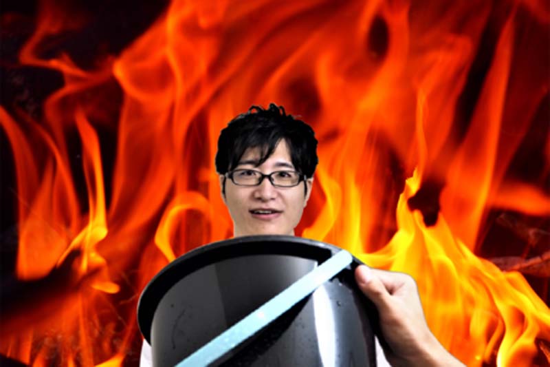 水の入ったバケツを向けられるコクブさんの様子