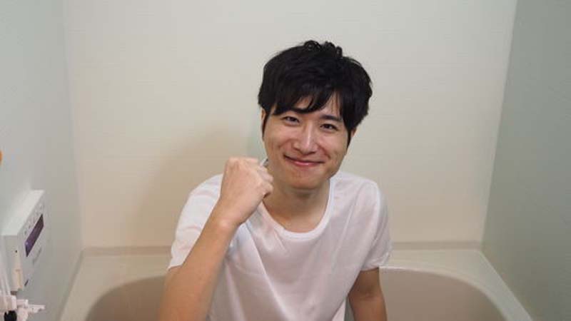 浴槽の中でガッツポーズをするコクブさん