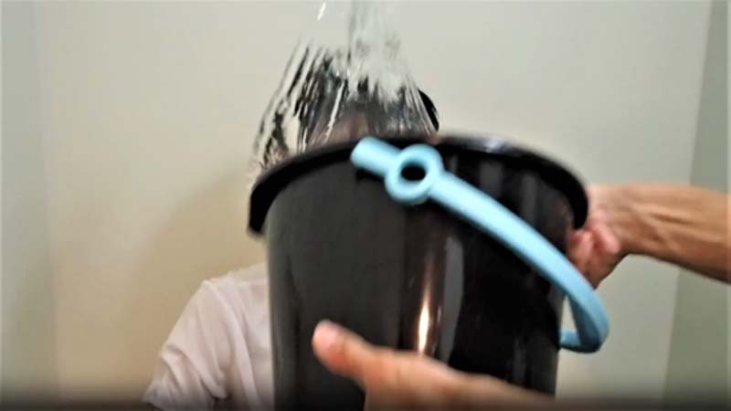 バケツの中の水をコクブさんに向かって放つ様子