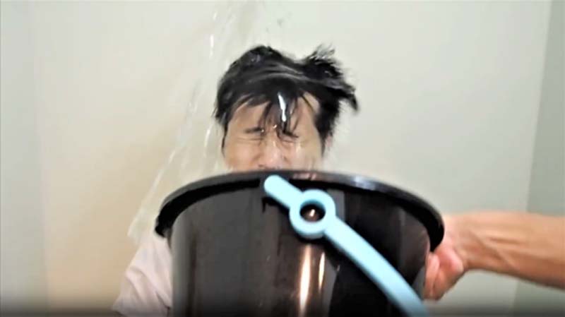 バシャーン！大量の水に顔の正面から受けるコクブさん