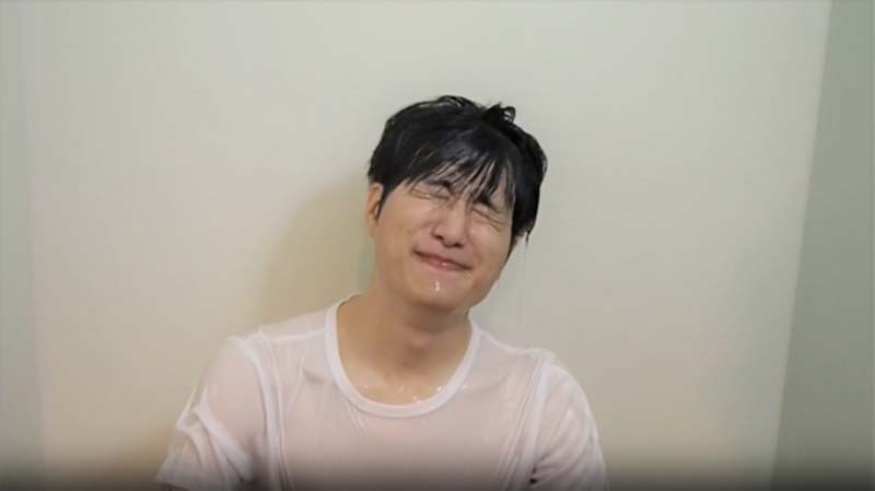 ずぶ濡れで目が開けられないコクブさん