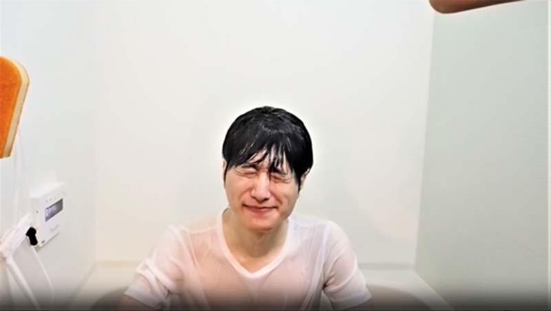 上から水をかける準備…