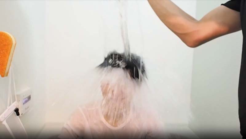 バシャーーン！もはや表情すら見えない量の水を真上から浴びるコクブさん