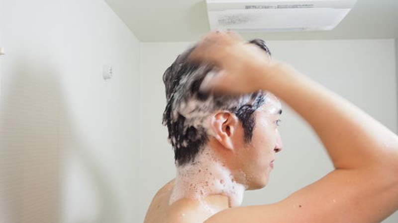 シャンプーで頭を洗うコクブさん