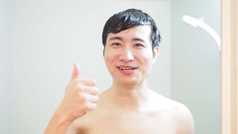 洗髪してスッキリ！親指を立ててニッコリ笑顔のコクブさん