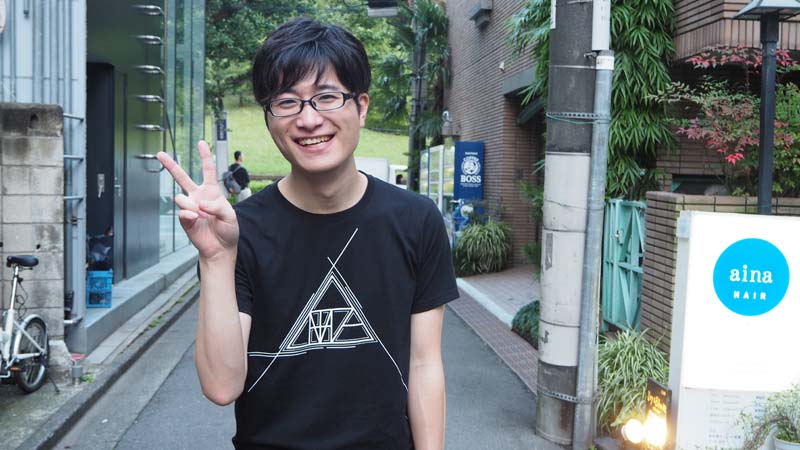 エクストリーム体験後のピースをしながら微笑むコクブさん