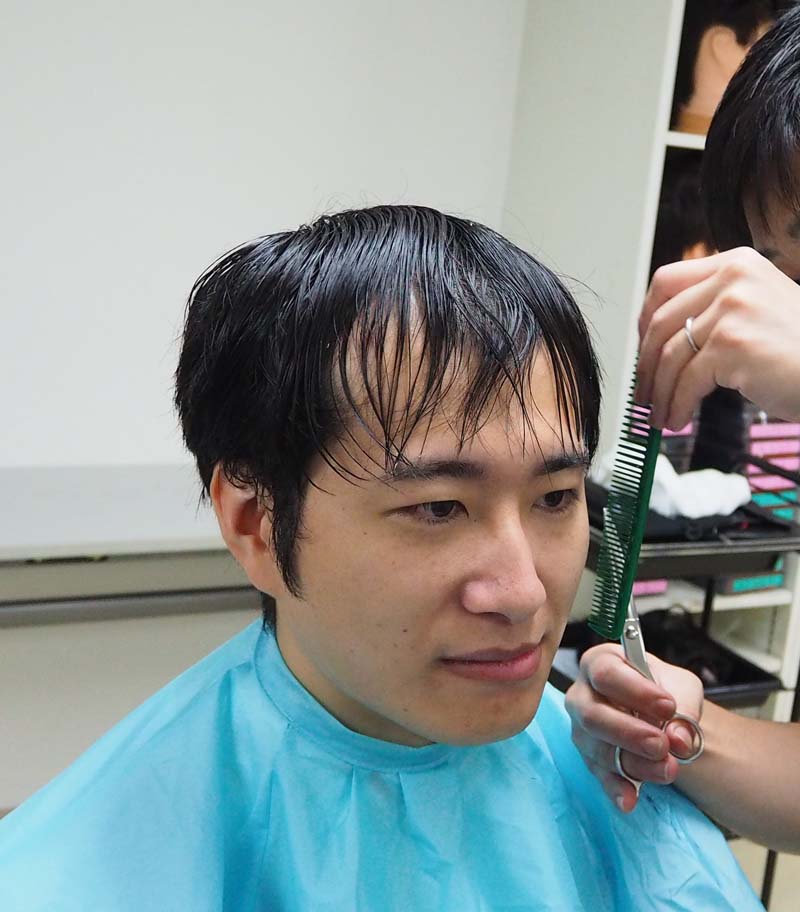 実際にスヴェンソンで増髪中のコクブさん。まずはヘアカットで地毛を整えている様子。