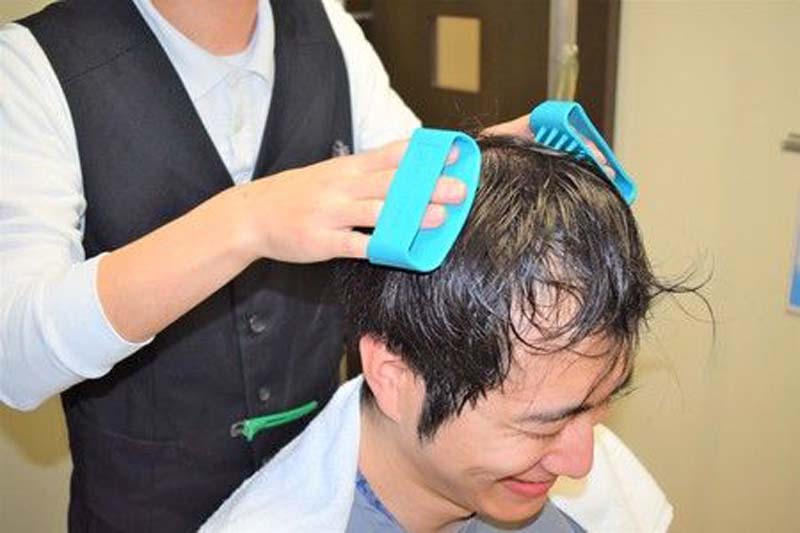 コクブさんが実際にメンテナンスを受けている様子（シャンプー後の頭皮マッサージ）