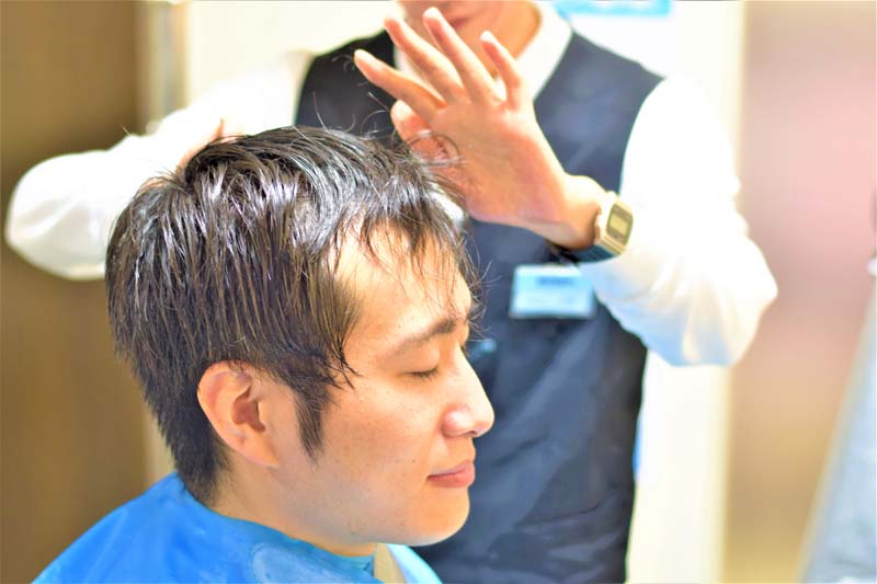 地毛のカットを受けているコクブさんの横顔