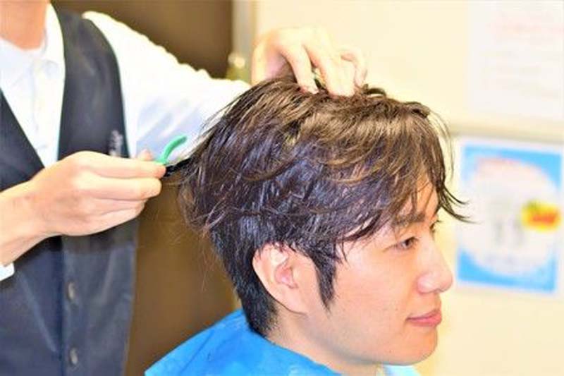 いよいよ新しい増髪製品の取り付けが始まるコクブさん