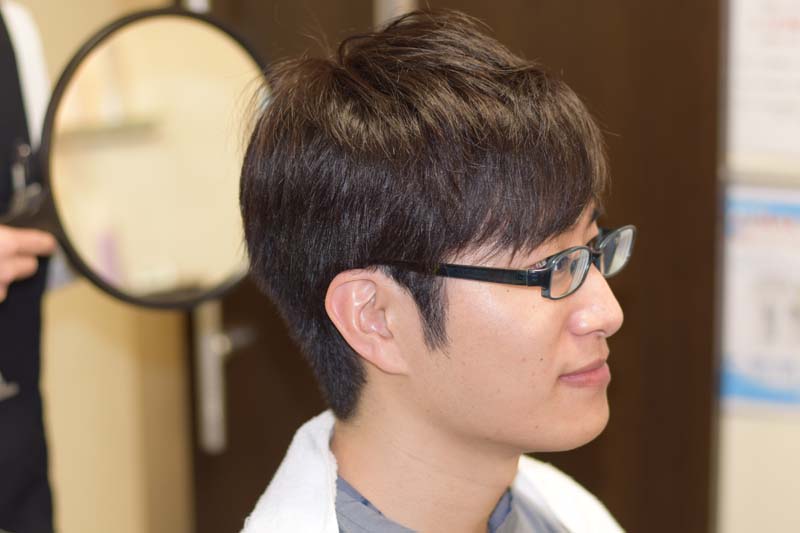 仕上がりをチェックするコクブさん