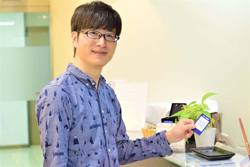 スヴェンソンの「回数券」を手に持つコクブさん