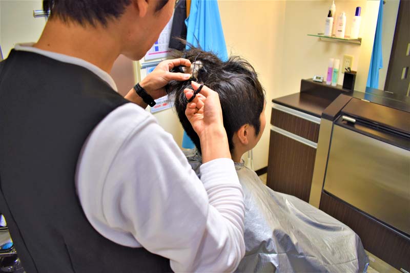 コクブさんが実際にメンテナンスを受けている様子（増髪製品の取り外し）