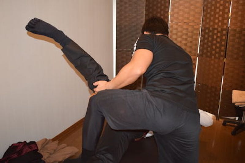 スタッフに整体の施術を行う諸橋さんの様子3