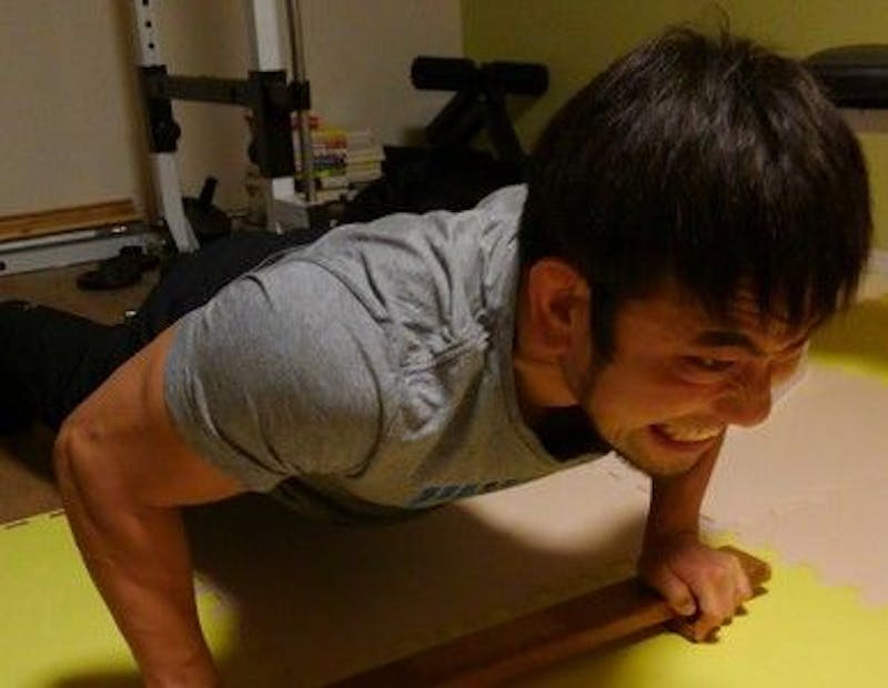 筋トレで腕立て中の、歯を食いしばる諸橋さん