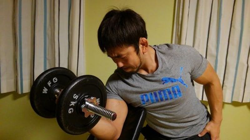 ダンベルで筋トレする諸橋さん
