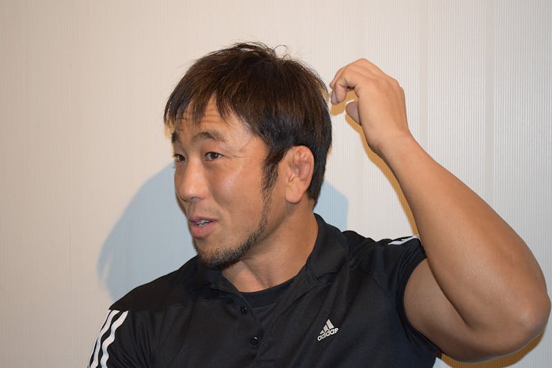 自分の髪の毛に手をあてる諸橋さん