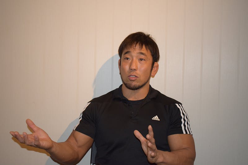 真剣に身振り手振りで説明する諸橋さん